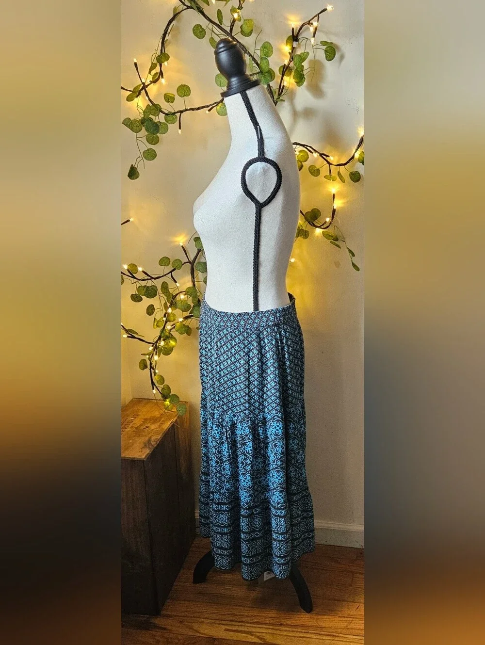 Vintage Sag Harbor petite medium tiered skirt featuring an intricate geometric a